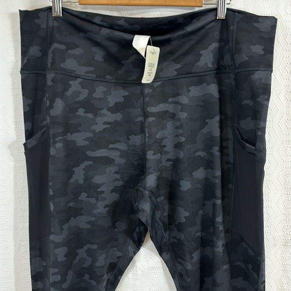 Fabletics on the go high-waisted pocket Capri Grey Camo - Picture 5 of 12